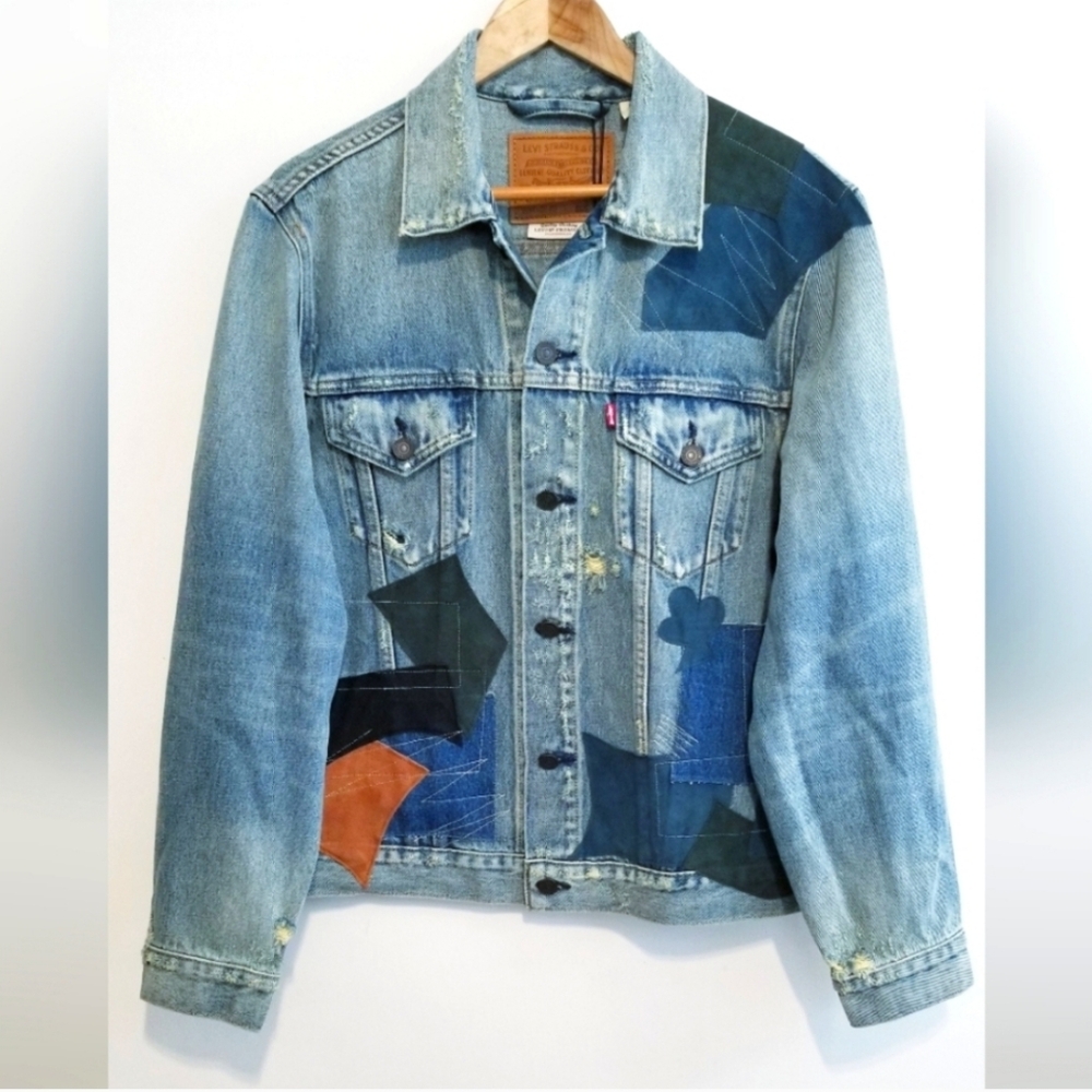 LEVI'S Vintage Fit Relaxed Denim Trucker Jacket Distressed Patchwork Details NWT